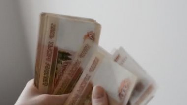 Kız çok Rus para sayar