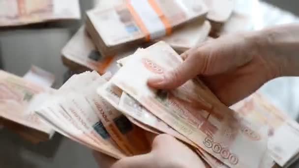 Menina conta um monte de dinheiro russo — Vídeo de Stock
