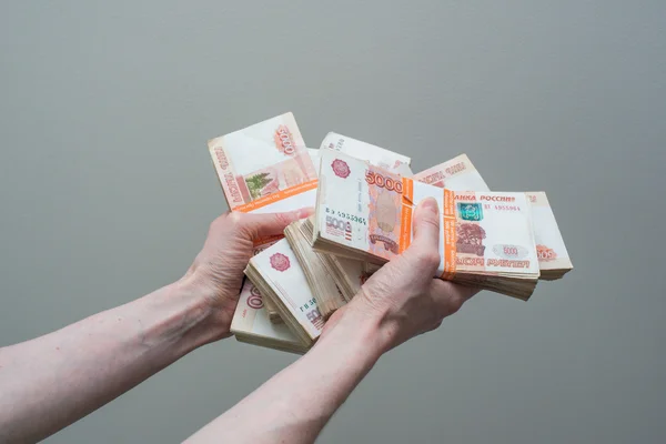 Mano que sostiene muchos de los billetes rusos — Foto de Stock