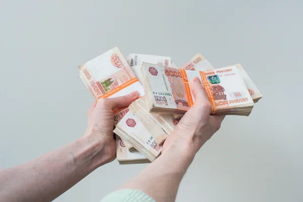 Mano que sostiene muchos de los billetes rusos — Foto de Stock