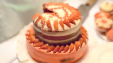 yeni evliler taze çilek ile süslenmiş pasta kesme