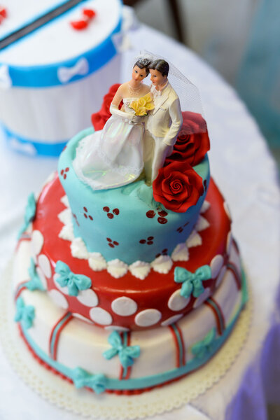 свадебный торт для гостей на свадебной вечеринке из ягод
