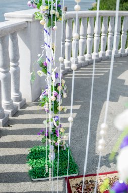 Kemer beyaz arka plan üzerinde düğün