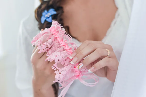 Liga en la pierna de una novia, momentos del día de la boda — Foto de Stock