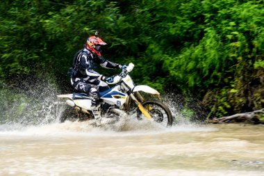 Orman nehri geçip taşındı Enduro motosiklet