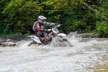 Orman nehri geçip taşındı Enduro motosiklet