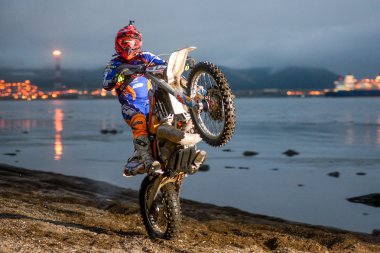 Sahilde motosiklet sürme Enduro motosiklet