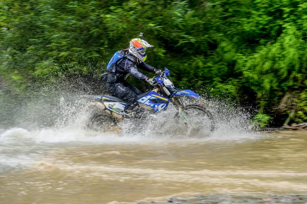 Moto Enduro déplacé à travers la rivière dans la forêt — Photo