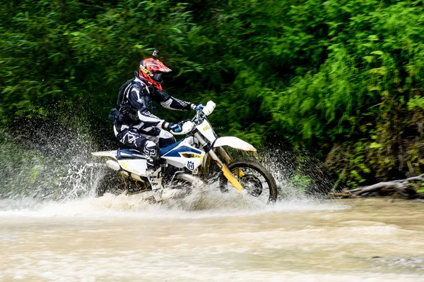 Motocykl Enduro se přes řeku v lese — Stock fotografie