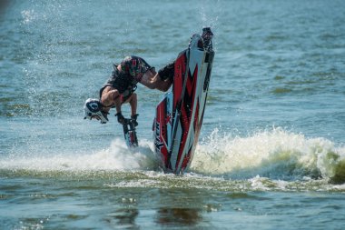 Adamın jet ski üzerinde fazla sıçraması ile