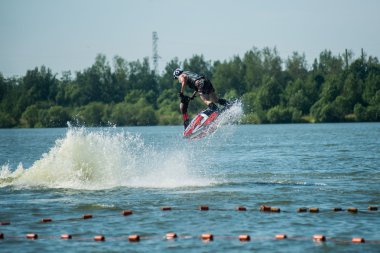 Adamın jet ski üzerinde fazla sıçraması ile
