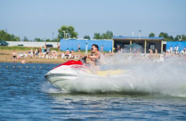 Adamın jet ski üzerinde fazla sıçraması ile