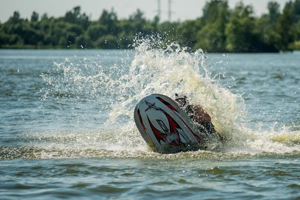 El hombre en moto acuática se vuelve con muchas salpicaduras — Foto de Stock