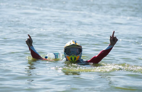 El hombre en el sombrero en el agua — Foto de Stock