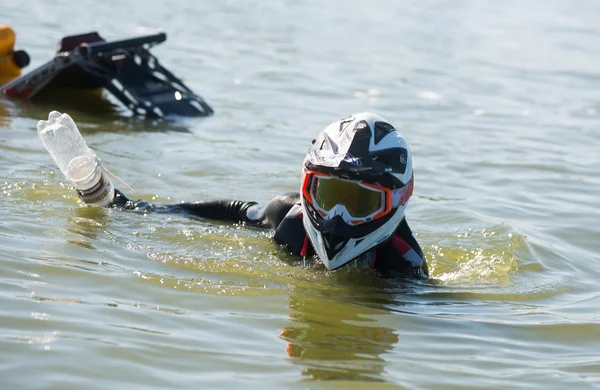 El hombre en el sombrero en el agua — Foto de Stock