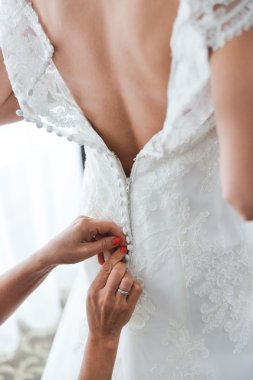 Bir gelin, bacak üzerinde jartiyer gün anlar düğün