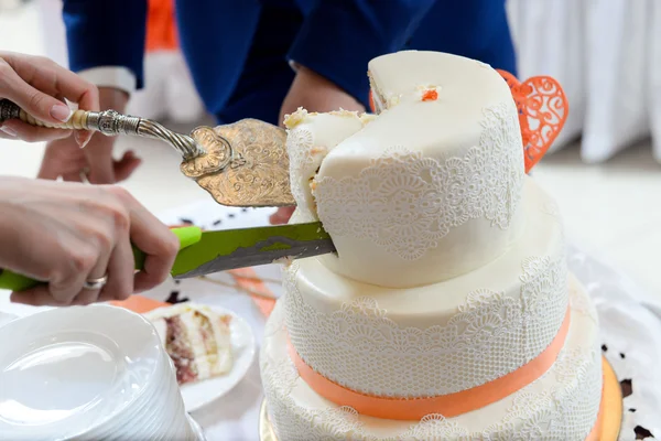 Gâteau de mariage pour les invités à une fête de mariage des baies — Photo