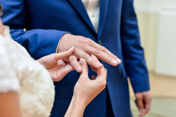Γαμήλιο δαχτυλίδι στο χέρι γυναίκα — Φωτογραφία Αρχείου