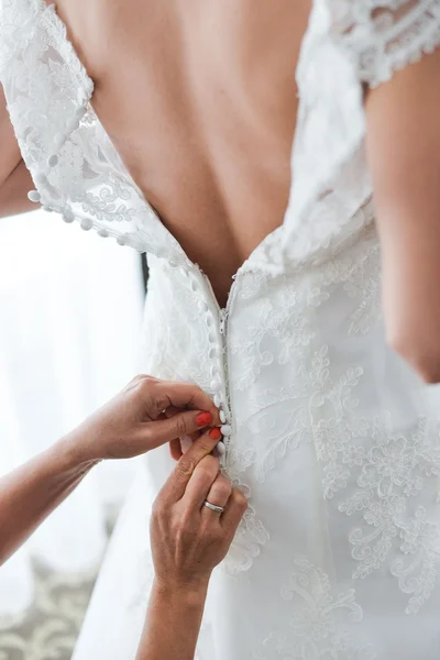 Harisnyakötő a lábát egy menyasszony, Esküvői nap pillanatok — Stock Fotó