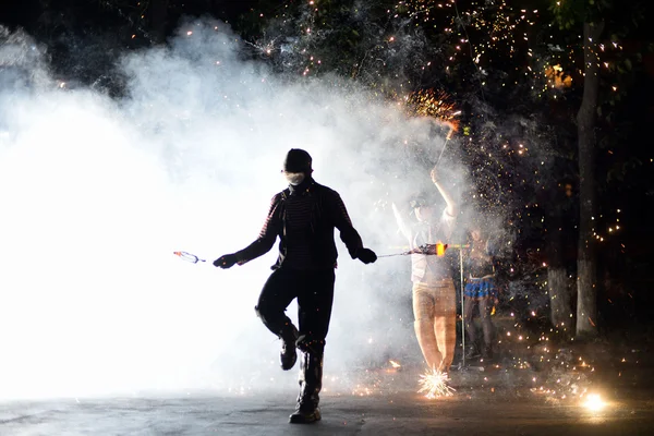 밤에 놀라운 쇼를 불 — 스톡 사진