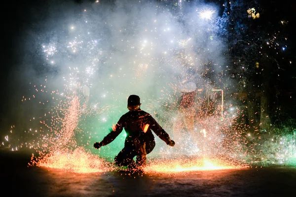 Feuershow in der Nacht — Stockfoto