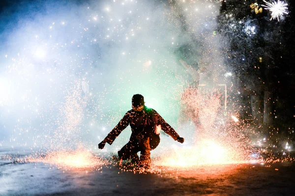 Feuershow in der Nacht — Stockfoto