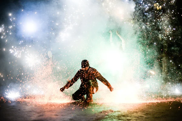 Feuershow in der Nacht — Stockfoto