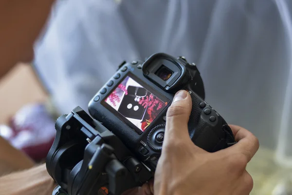 Foto câmera na mão dispara um casamento — Fotografia de Stock