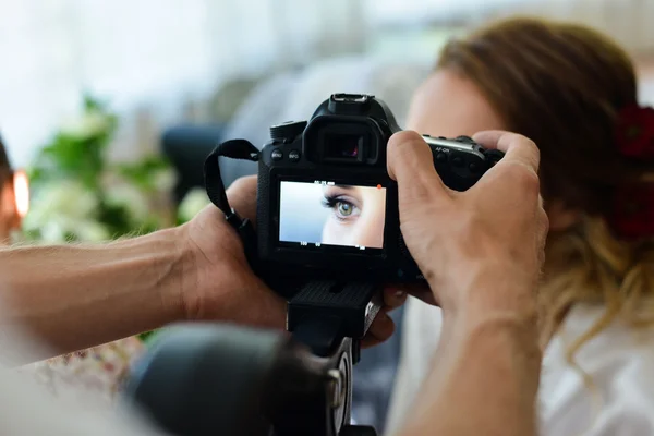 Cámara de fotos en la mano dispara una boda — Foto de Stock