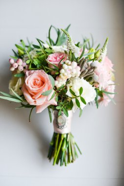 Kırmızı çiçekli gelin buketi