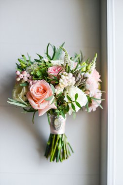 Kırmızı çiçekli gelin buketi