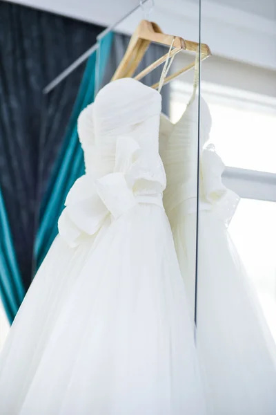 Vestido de novia colgando en el espejo —  Fotos de Stock