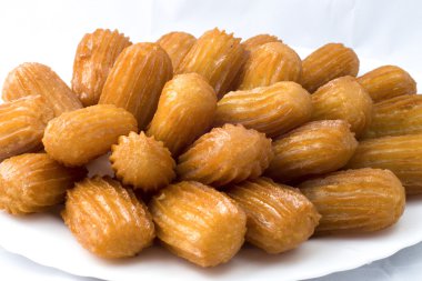 Beyaz bir arka planda Bama oryantal tatlılar