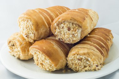 Bir beyaz arka plan tüp pastayı oryantal tatlılar