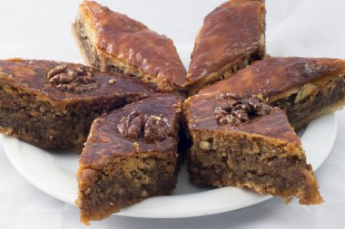 Beyaz bir arka plan üzerinde oryantal tatlılar Viyana övgü