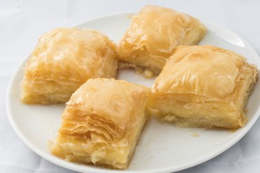 Beyaz bir arka plan üzerinde oryantal tatlılar Caiman övgü