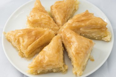 Beyaz arka plan iltifat süzme peynir ile oryantal sweets