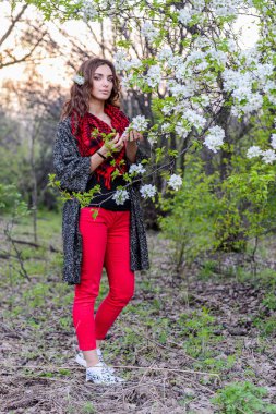 Çiçekli güzel bir kız. 