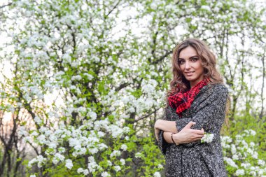 Çiçekli güzel bir kız. 