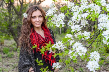 Çiçekli güzel bir kız. 