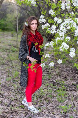 Çiçekli güzel bir kız. 