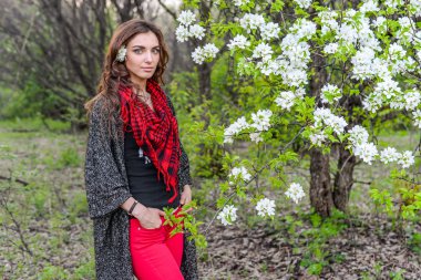 Çiçekli güzel bir kız. 