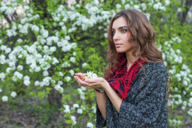 Çiçekli güzel bir kız. 