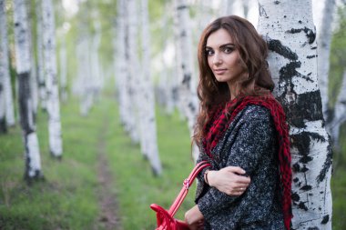 Çiçekli güzel bir kız. 