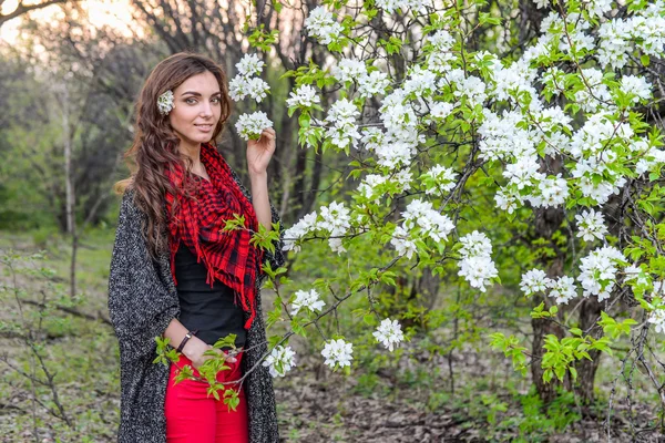 Bela jovem com uma flor — Fotografia de Stock