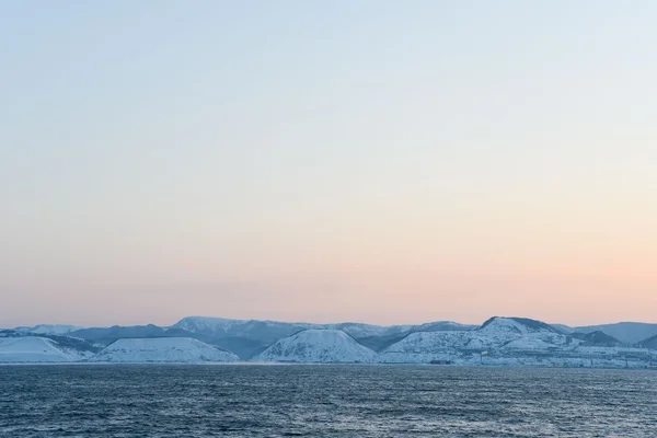 Острів узбережжі Сахаліну рано вранці — стокове фото