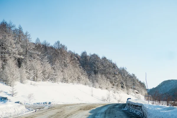 Droga pokryta śniegiem — Zdjęcie stockowe