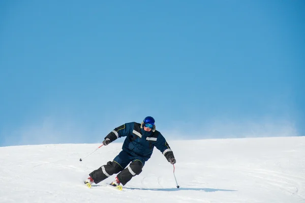 Zimą narciarstwo zjazdowym Zdjęcia Stockowe bez tantiem