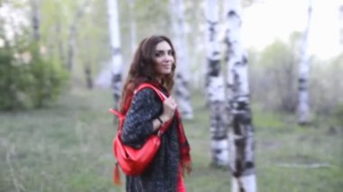 Güzel prenses gelin orman yolu yürüyüş