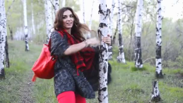 Hermosa princesa novia caminando por el camino del bosque — Vídeo de stock